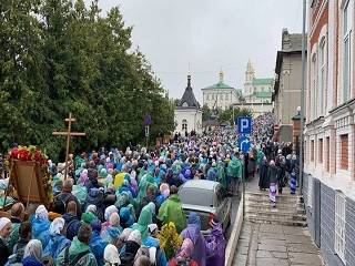 Десятки тысяч верующих УПЦ крестными ходами прибыли в Почаевскую лавру